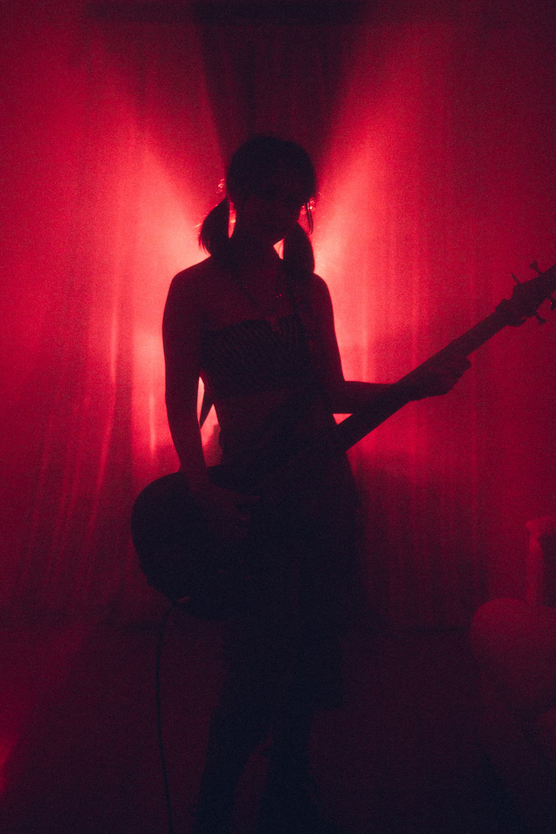 Retrato de chica artista punk con un bajo